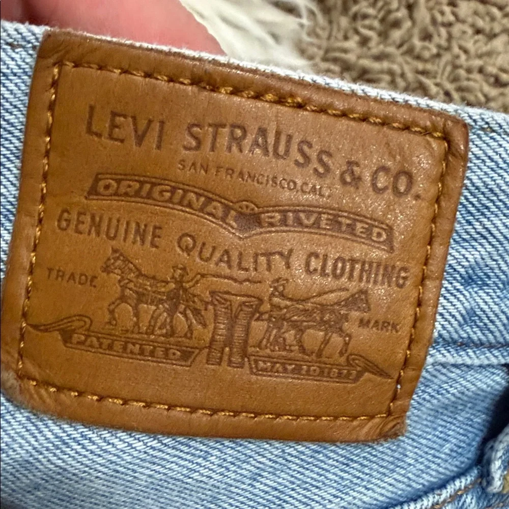Levi’s Women’s Premium High Rise Cutoff Buttonfly Jean Shorts‎ Size 30
